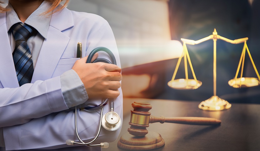 Medico con stetoscopio e simboli della giustizia