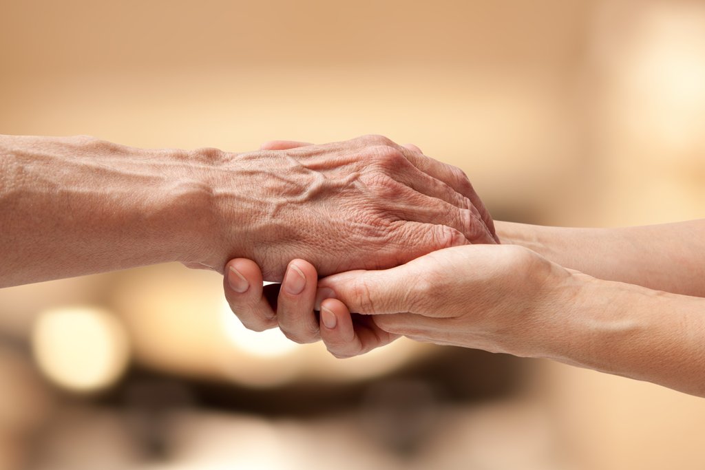 Mani che si sostengono, cura e protezione della persona